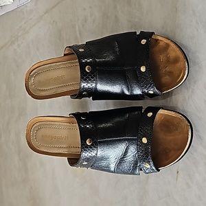 Easy Spirit Hanas Black with Gold Nail Heads Sandle Size 8 M Used